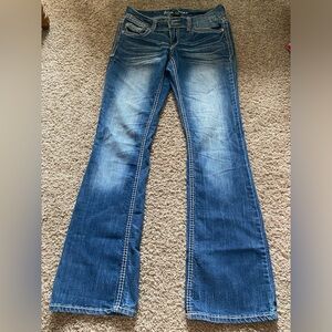 Ariya Medium Wash Flare Denim jeans with cute pocket stitching. Size 7/8.